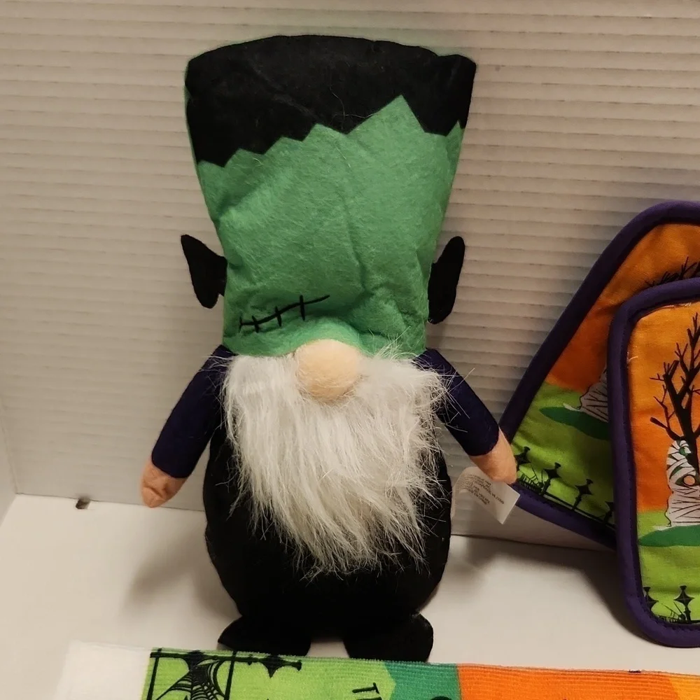 Gnome decor Frankenstein 2 pot holders towel kitchen New NWT Halloweenl